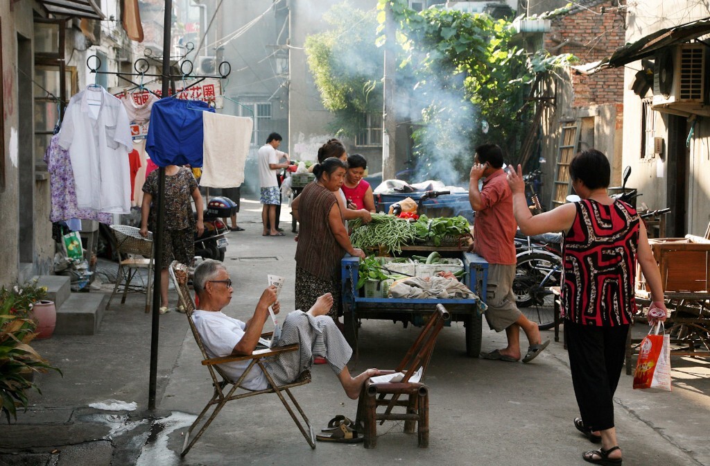 2010年9月4日,无锡坝基上,秋日清晨炊烟袅袅,老人在看报,妇女在买菜,弄堂里格外的清闲与宁静。