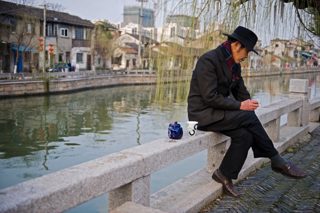 2012年3月20日,无锡大窑路,一位在古运河边独自喝茶的男子。