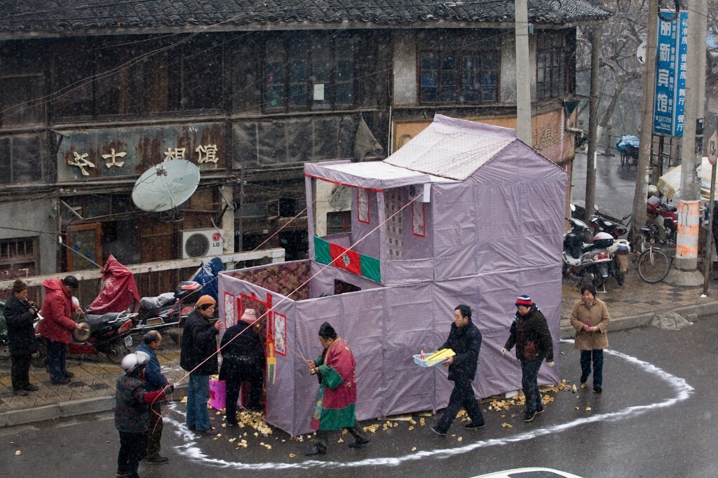 2011年1月18日,无锡通惠中路,做“五七”以超渡亡灵。