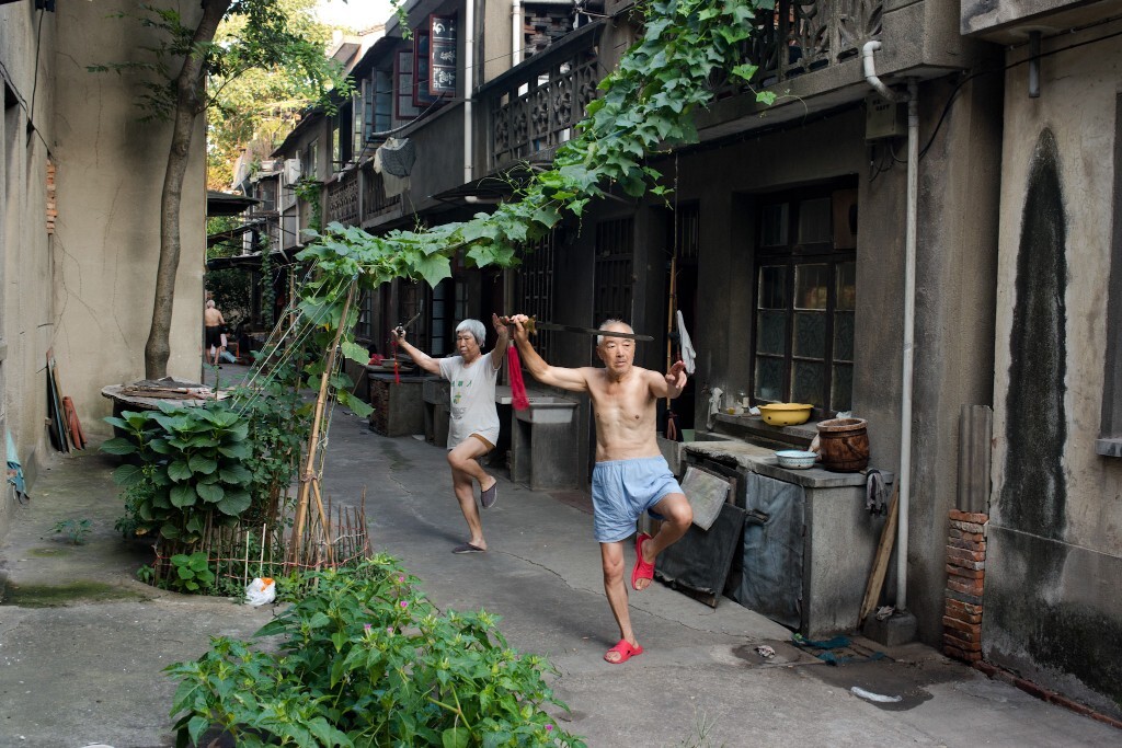 2013年8月9日,无锡蜻蜓浜,一对老夫妻在弄堂里晨练。