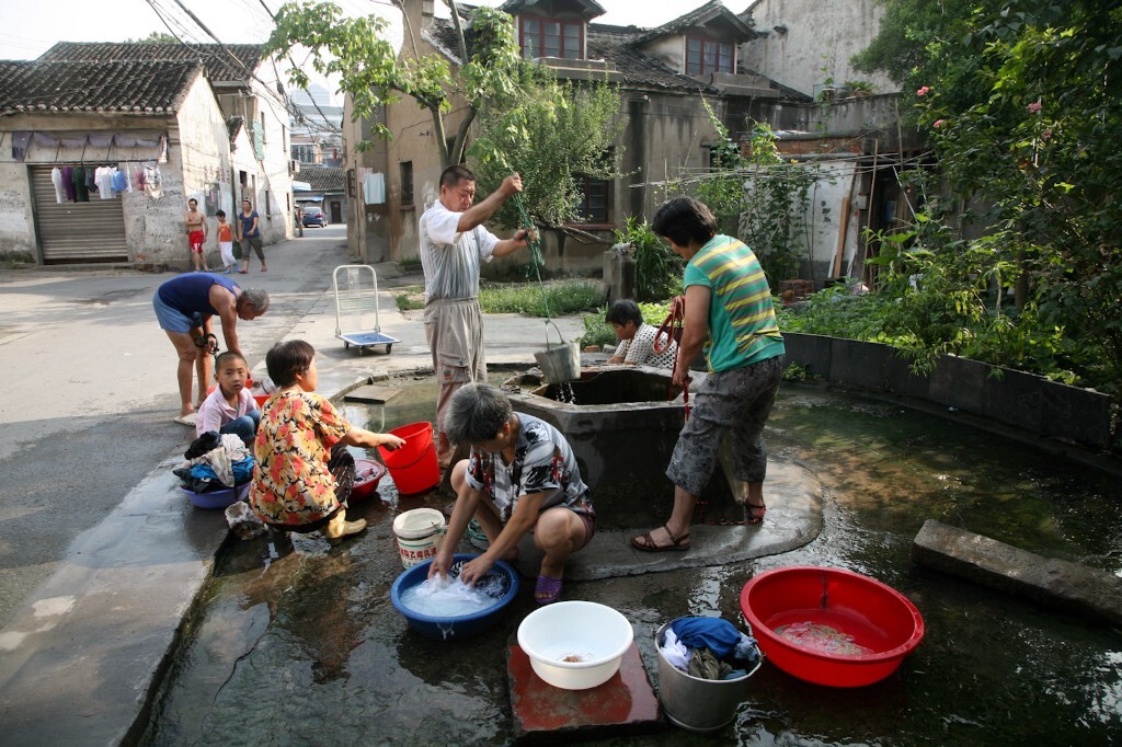 2009年7月9日,无锡石子街,晨,居民们在老井打水。老井的水冬暖夏凉,养育着一代又一代江南人。