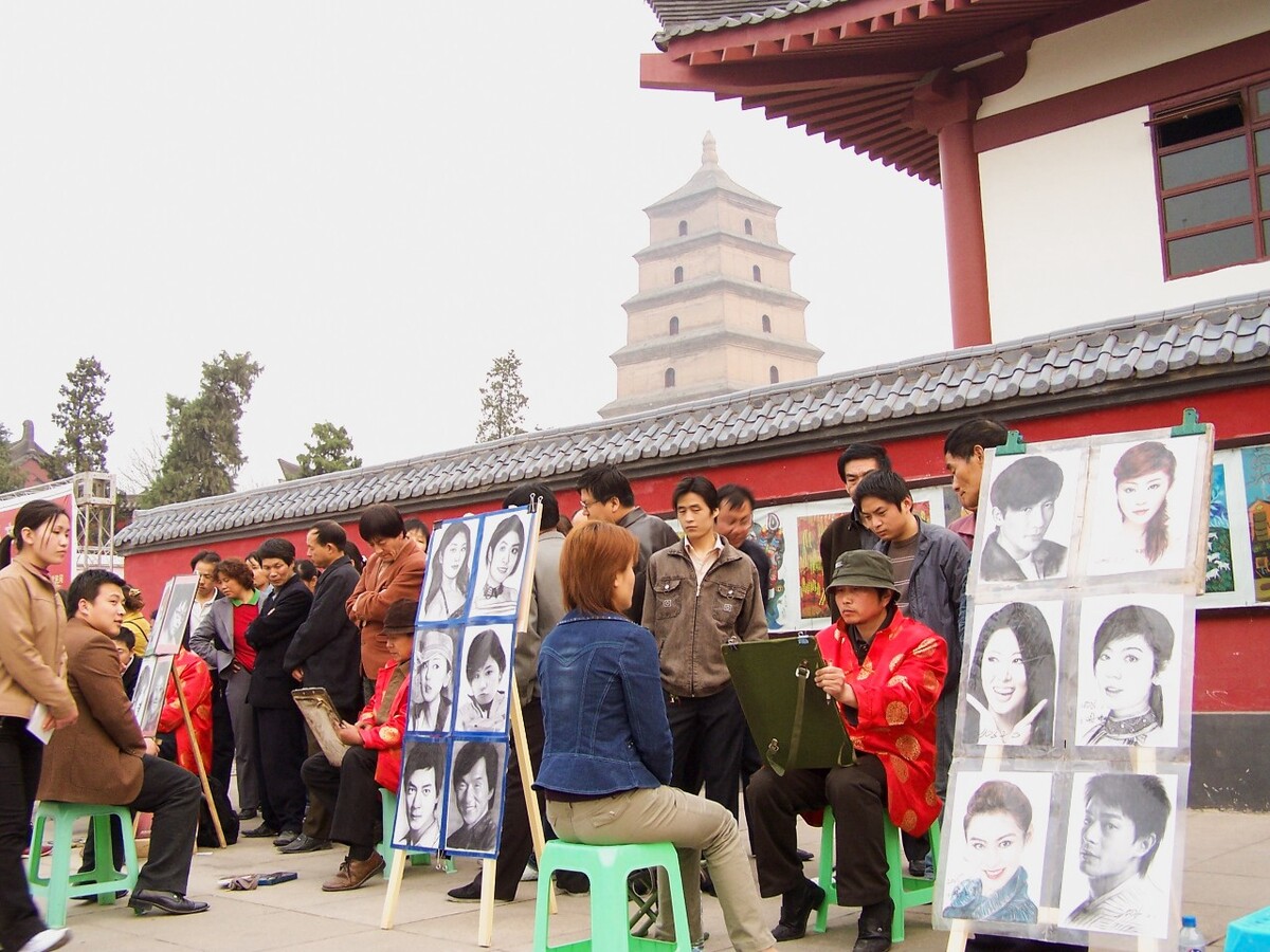 2006年4月5日,西安大雁塔广场,画肖像。