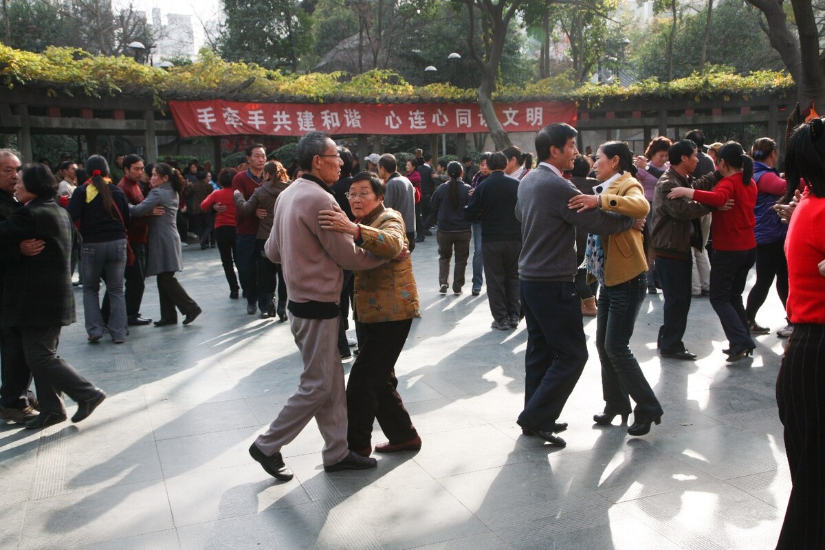 2010年12月9日,无锡公花园,跳舞的人们,现在人们都兴跳广场舞了,这种优雅的舞姿在广场上已很少见了。