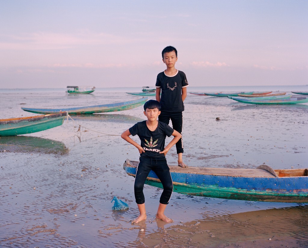 俩位在海滩上捡螺的少年 2018 广东东海岛