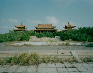 在一个信仰坍塌的时代，发生任何让人瞠目结舌的事情都是有可能的