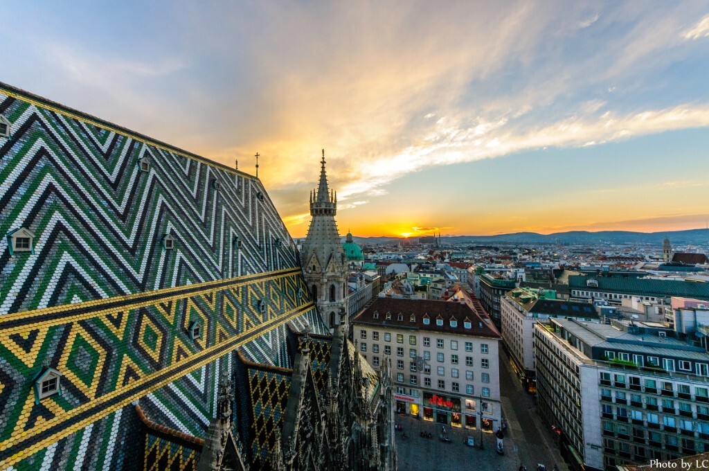 9.维也纳<br />
圣斯蒂凡大教堂是维也纳的象征，马赛克花样的屋顶更是享誉全球，而且这个也可以爬，当登上137米高的哥特式尖塔，整个城市尽收眼底。<br />
<br />
<br />
<br />
<br />
