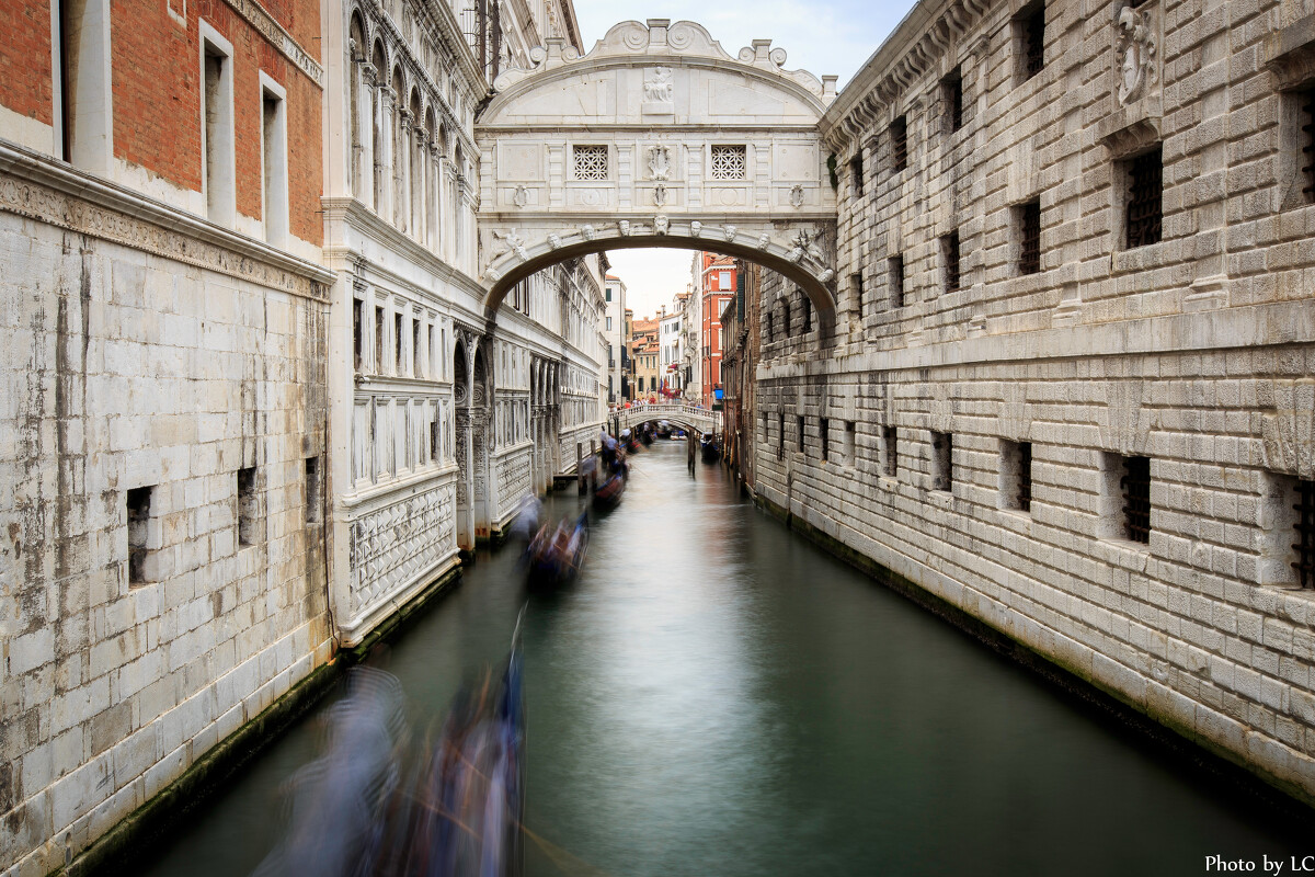 8.叹息桥<br />
叹息桥下穿梭的贡多拉交织成威尼斯的一场梦，在那的时候朦朦胧胧，走了以后却愈发真切……<br />
<br />
<br />
<br />
<br />
