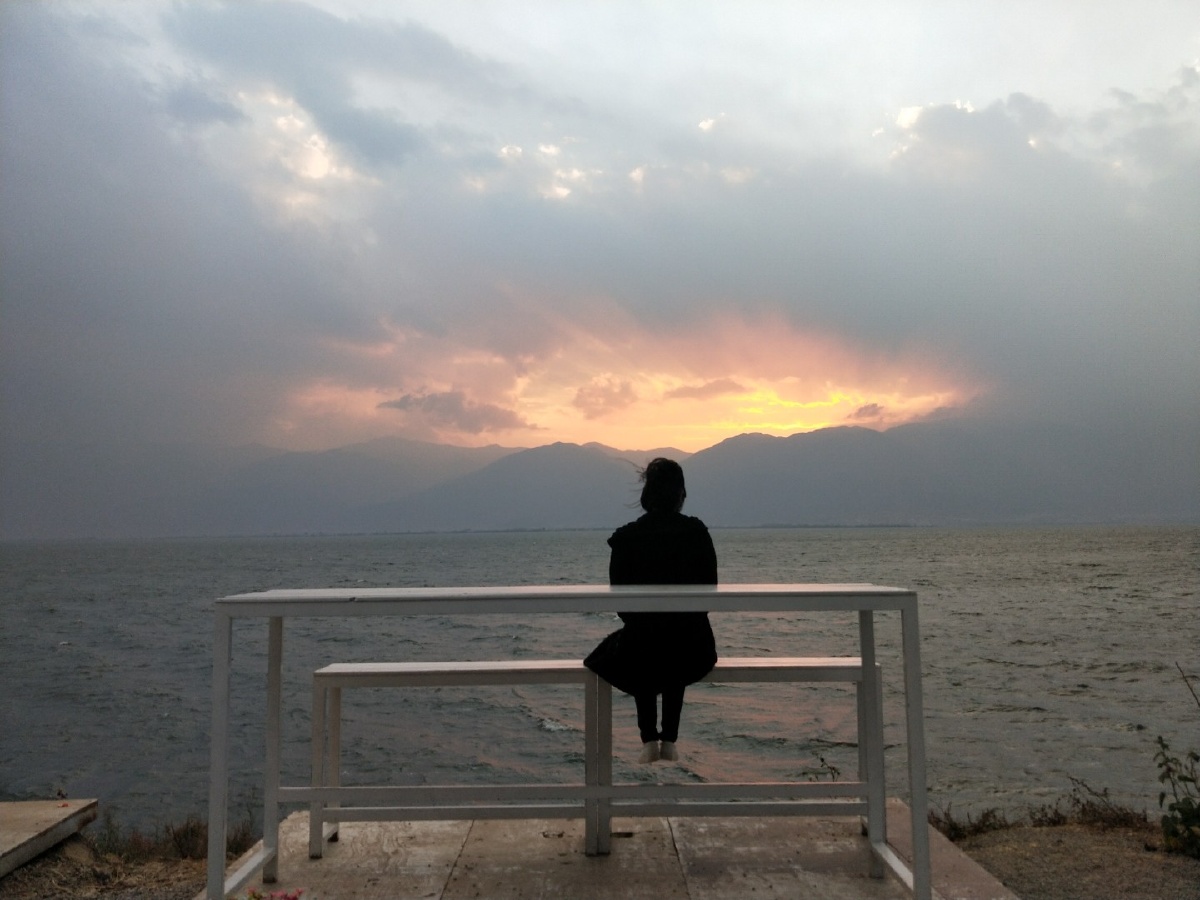 这是背影也可能是孤独