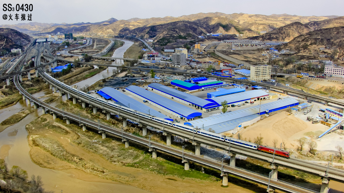 桥下既是穿绥德县城而过的无定河,包围太中银铁路的便是包西铁路