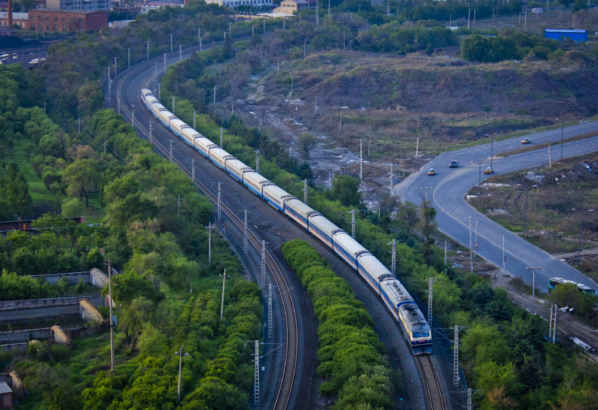 去年毕业时,在离开哈市的前一天,去京哈线看了看,临黑天前拍到了走王