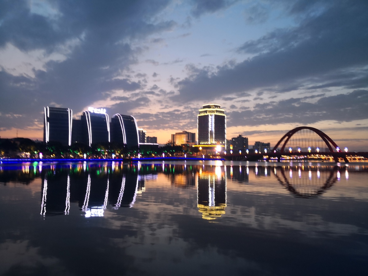 当天下雨后,从成都回来,老婆说,空气好好,突然想去拍拍彩虹桥