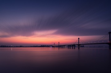 夕阳下宁静的大桥