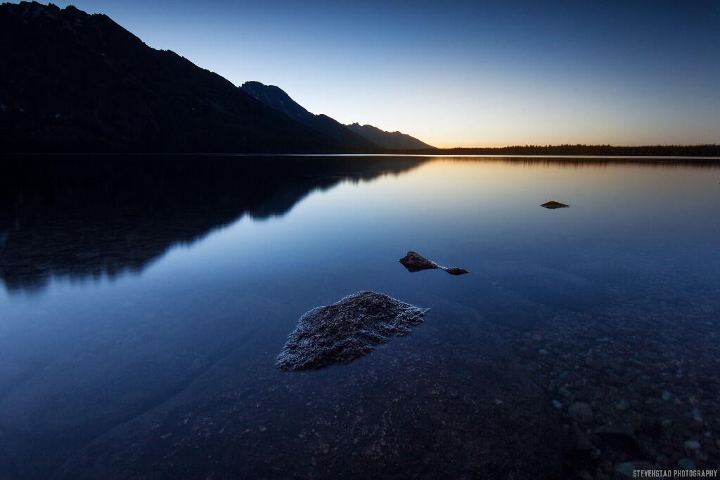 Reflections of Jenny Lake. 詹尼湖就在提顿山脉的脚下，日落后游人散去，水面也没有了来回摆渡船的踪迹。