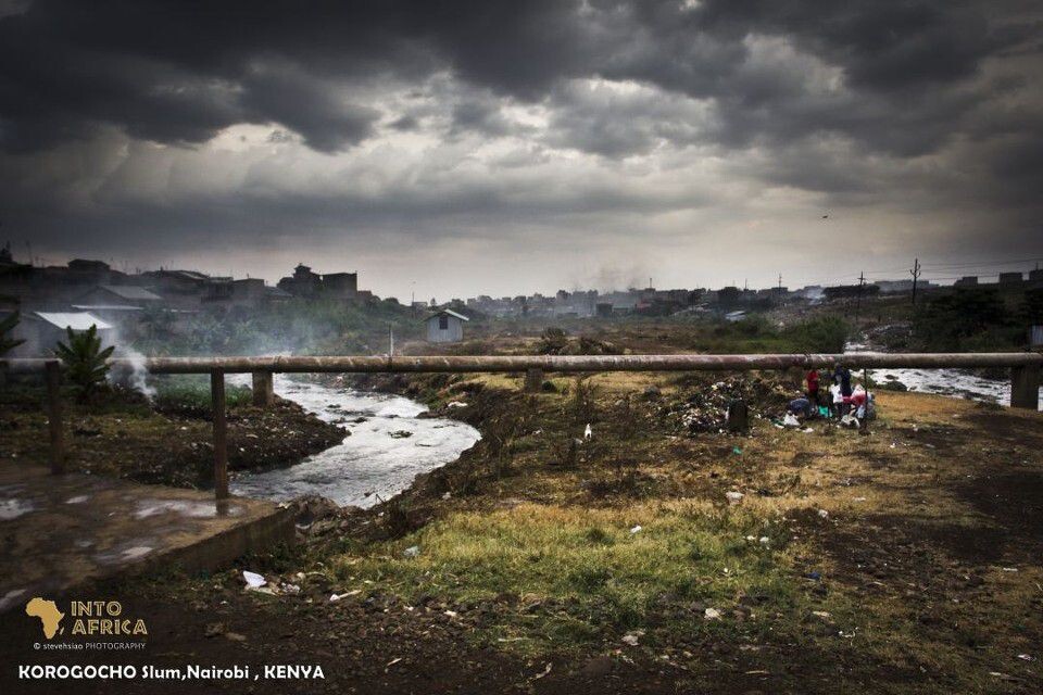 STE_1374-1<br />
我工作的环境...肯尼亚第三大贫民窟。画面的右侧是内罗毕最大的垃圾倾倒场...