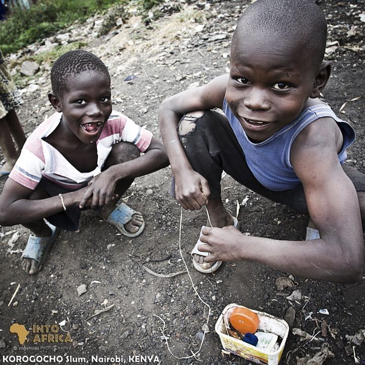 Korogocho贫民窟，肯尼亚<br />
在这个国家，孩子们对外界充满好奇。但是即使在这样的环境下生活，还是能看到孩子们脸上的笑容，从这点可以看到这个国家乐观向上的一面