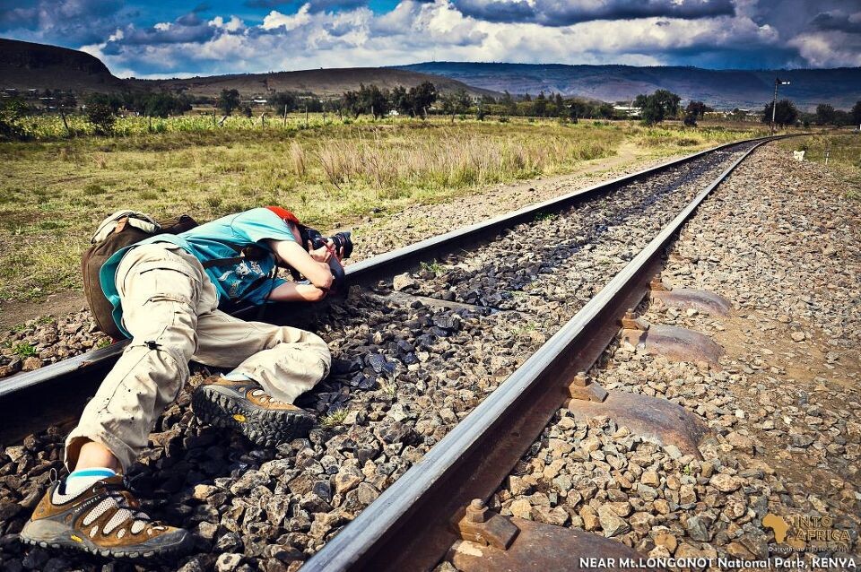 趴在肯尼亚唯一一条铁路线上<br />
还记得那张铁轨的照片么？就是这么拍的..