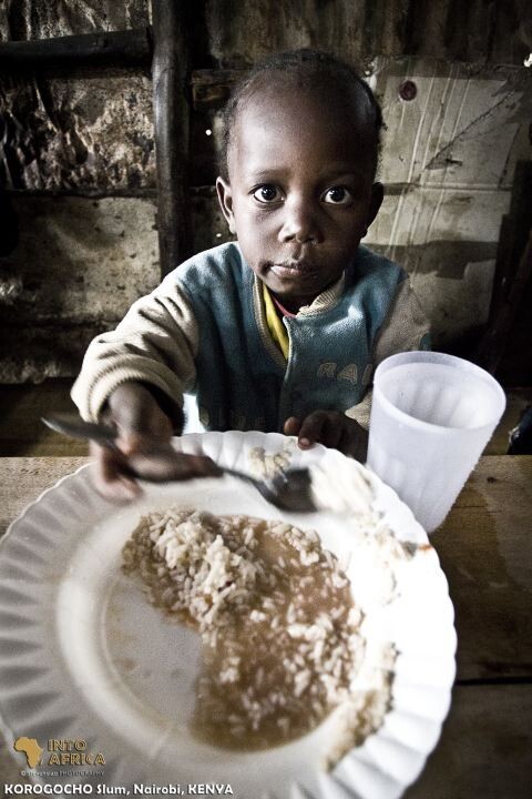 一顿贫民窟里的午饭<br />
贫民窟里的一顿普通午饭。吃饭的地方也就是一个四平米不到的铁皮棚子。&lt;br /&gt;<br />
Korogocho贫民窟，肯尼亚