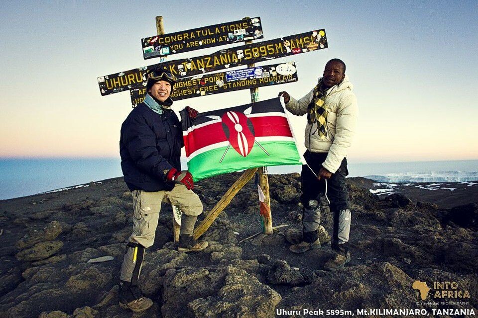 一个中国人，带着肯尼亚国旗，在非洲最高峰。<br />
坦桑尼亚，乞力马扎罗山最高峰Uhuru Peak，时间：东非时间2011年8月17日06时22分，海拔：5895m，温度：零下22摄氏度，在肯尼亚实在找不到中国国旗，就带了面肯尼亚国旗上山。