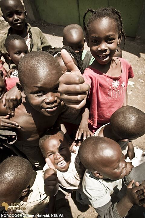 Korogocho贫民窟，肯尼亚<br />
虽然生活条件恶劣，但是从孩子们脸上还是每天能看见生活的希望。