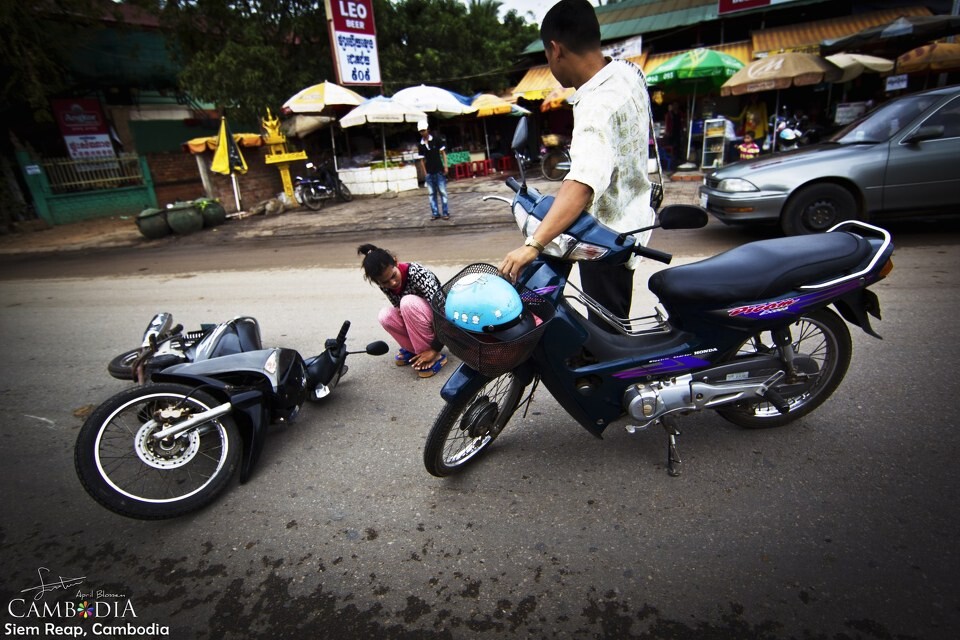 STE_7704-1<br />
哈刚刚到柬埔寨在路上就碰到了疑似碰瓷事件..