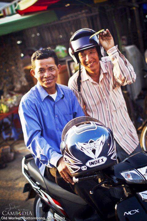马德望，柬埔寨<br />
马德望老市场边的摩的司机。看我在拍照，还要求我给他们拍两张，右边的那个大叔太坏了...