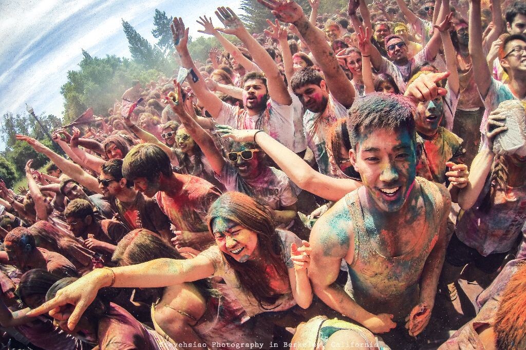 GOPR0028-1<br />
Holi Color Party 2013!!! UC Berkeley.<br />
HOLI是印度的传统节日，相当于中国的春节，节日期间，人们用水和着颜料搅拌然后互相涂在人们脸上或身上，代表了好运，和祝福。伯克利印度学生会办了这一年一度的Holi派对所有学生都可参加。