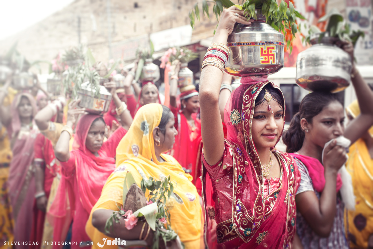 和她四目相对了许久,最后她不好意思地移开了她的目光.