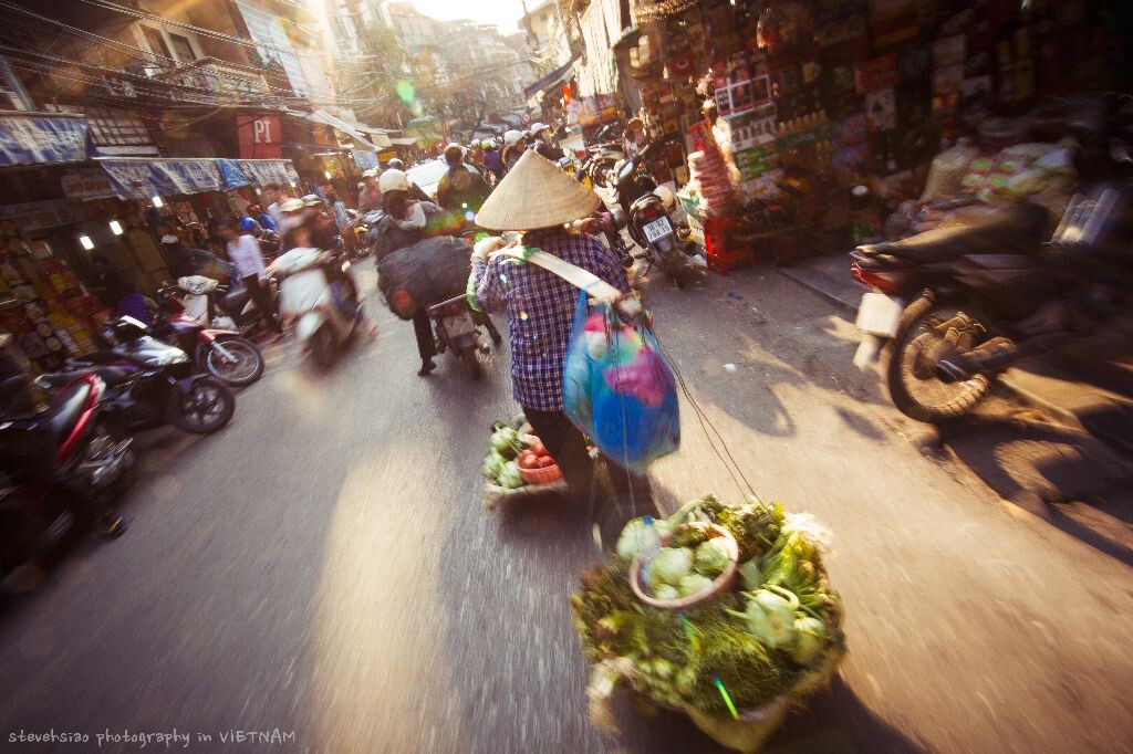 蔬菜压弯了扁担，却慢不下赶集的脚步。Old Quarter，越南河内