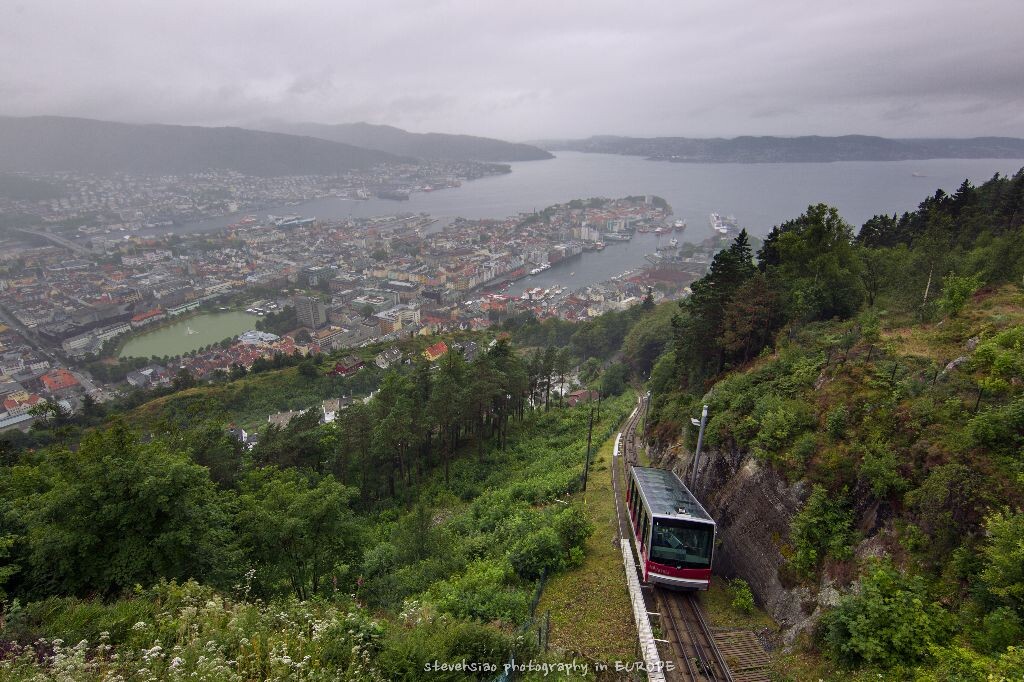Floibanen, Bergen, Norway. 卑尔根的弗罗伊索道是挪威最著名的景点之一，缆车可在五到八分钟之内将游客送上海拔320米的弗罗伊恩山巅。从那里可以俯瞰整个卑尔根市。缆车只有两辆，小红和小蓝，轮