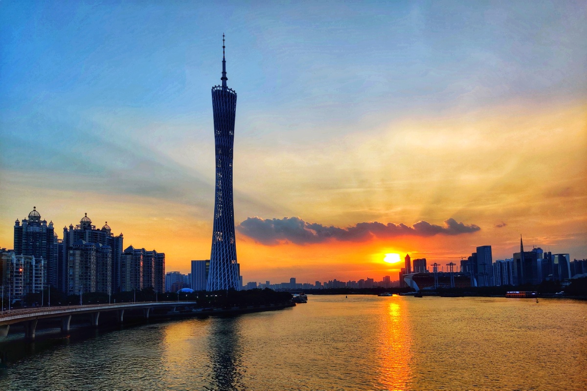 周末跟女儿到猎德大桥拍摄的广州塔日落