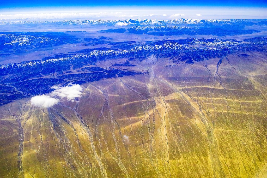 万米高空，适马DP1M，天山山脉。金色沙漠有如版画一般