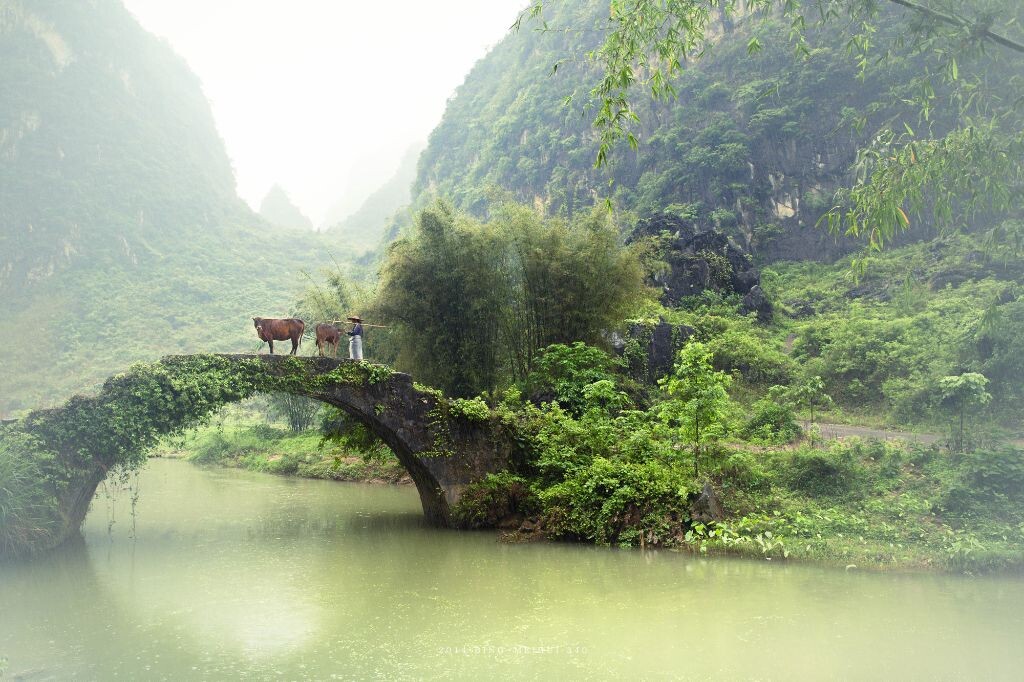 在此呼吸清晨新鲜空气使人心旷神怡，英西第一古迹“小赵州桥”，以石垒成，没有桥墩，以一个优美的弧拱，就横跨小河两岸，灵巧、轻盈。小桥周围，翠竹掩映，河面倒影，远处群峰起伏云雾缭绕，无论从哪个角度看，都是一幅清秀的小桥流水山景画，最能激发摄影家的创作灵感。