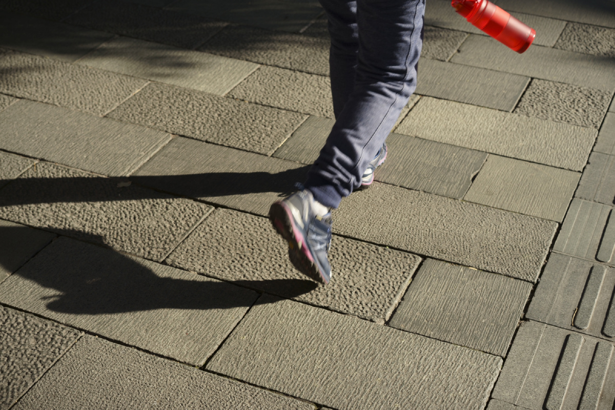 走路在阳光下走路的影子