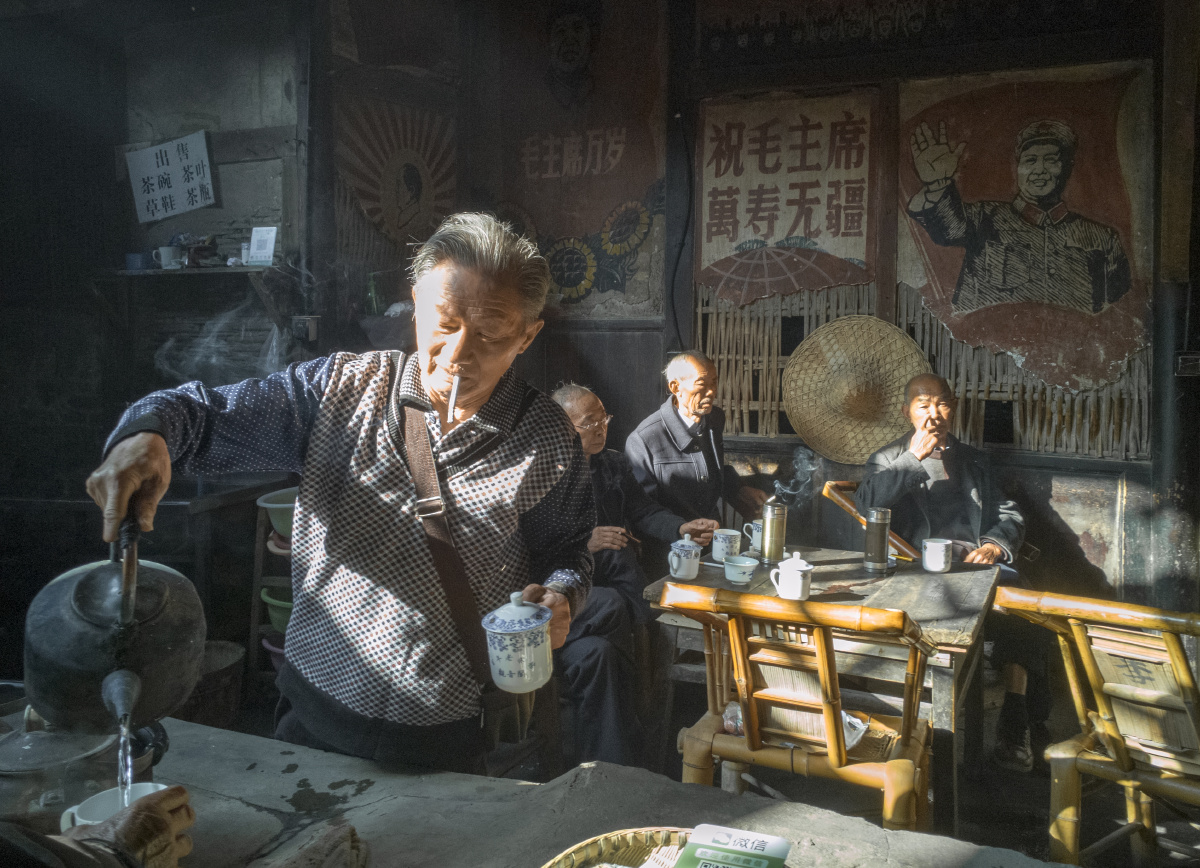 老茶馆里的老人们
