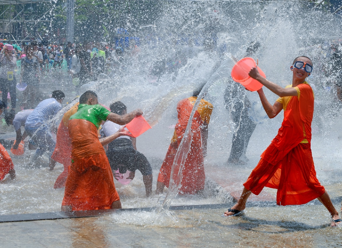 西双版纳三月三泼水节