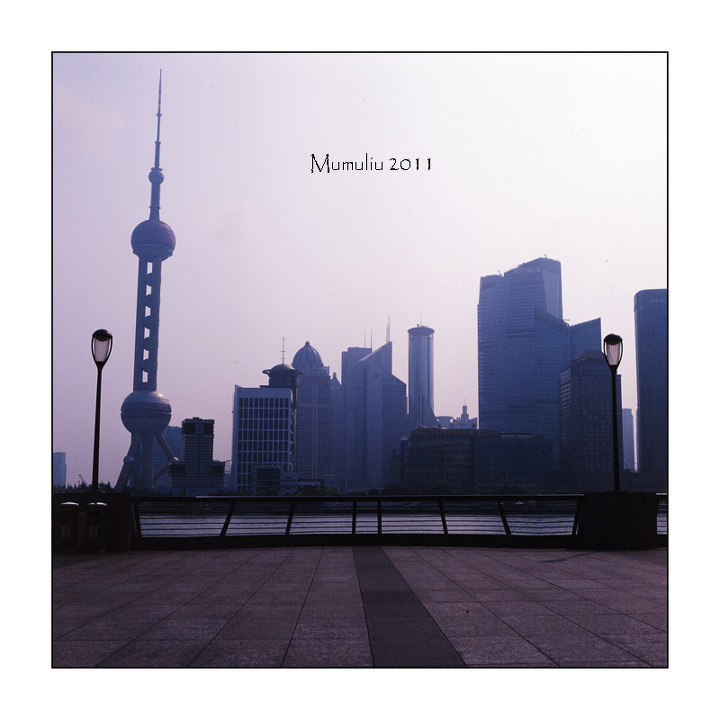 大上海<br />
上海一夜，清晨的外滩。