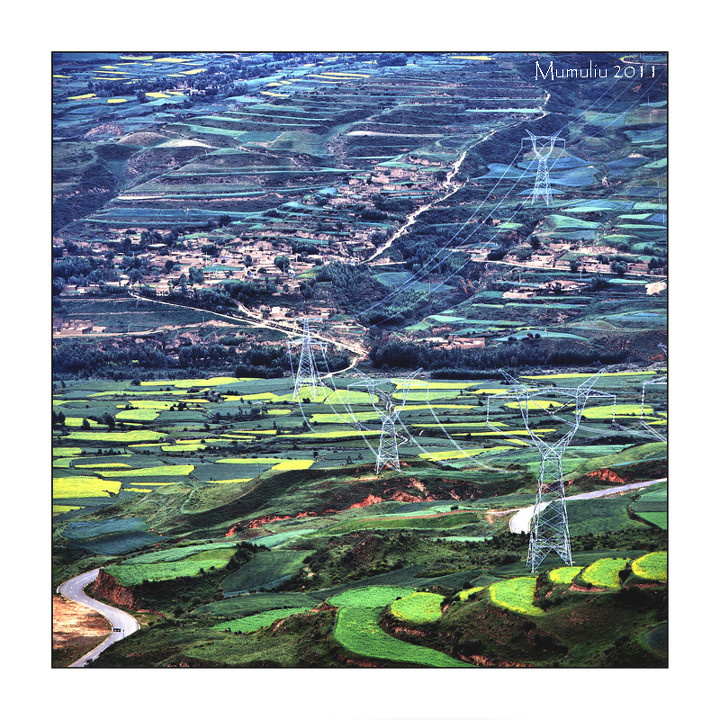 青海某山村<br />
错落有致的梯田当中，蜿蜒的铁架却不显得煞风景。