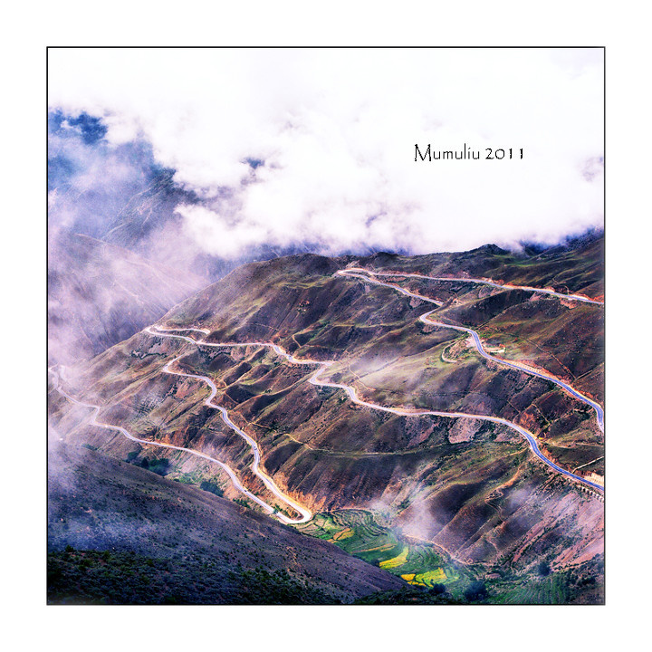 G318<br />
云雾缭绕的G318，转山的封面啊有木有！