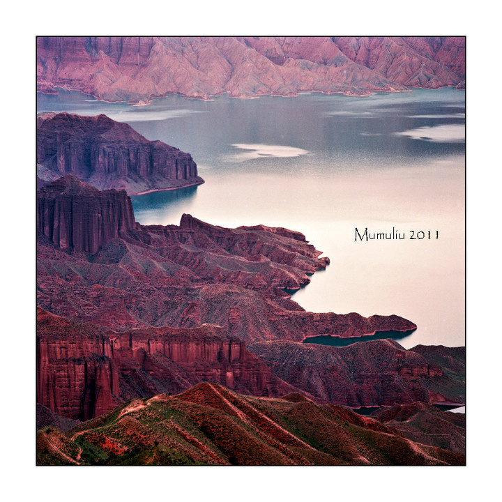 这货是黄河<br />
天下黄河贵德清。在上游的李家峡水电站，清澈的河水与雅丹地貌形成了鲜明的对比。