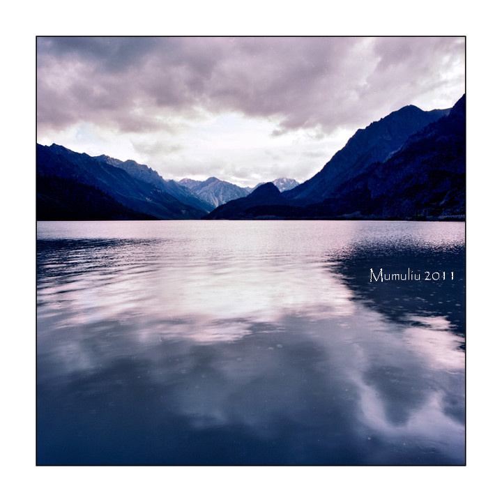 然乌湖<br />
夏末的然乌湖，乌云密布，一刻钟以后便是倾盆大雨。