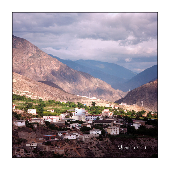 奔子栏<br />
在奔子栏，砖红色的江水便是四川省和云南省的天然分界线。