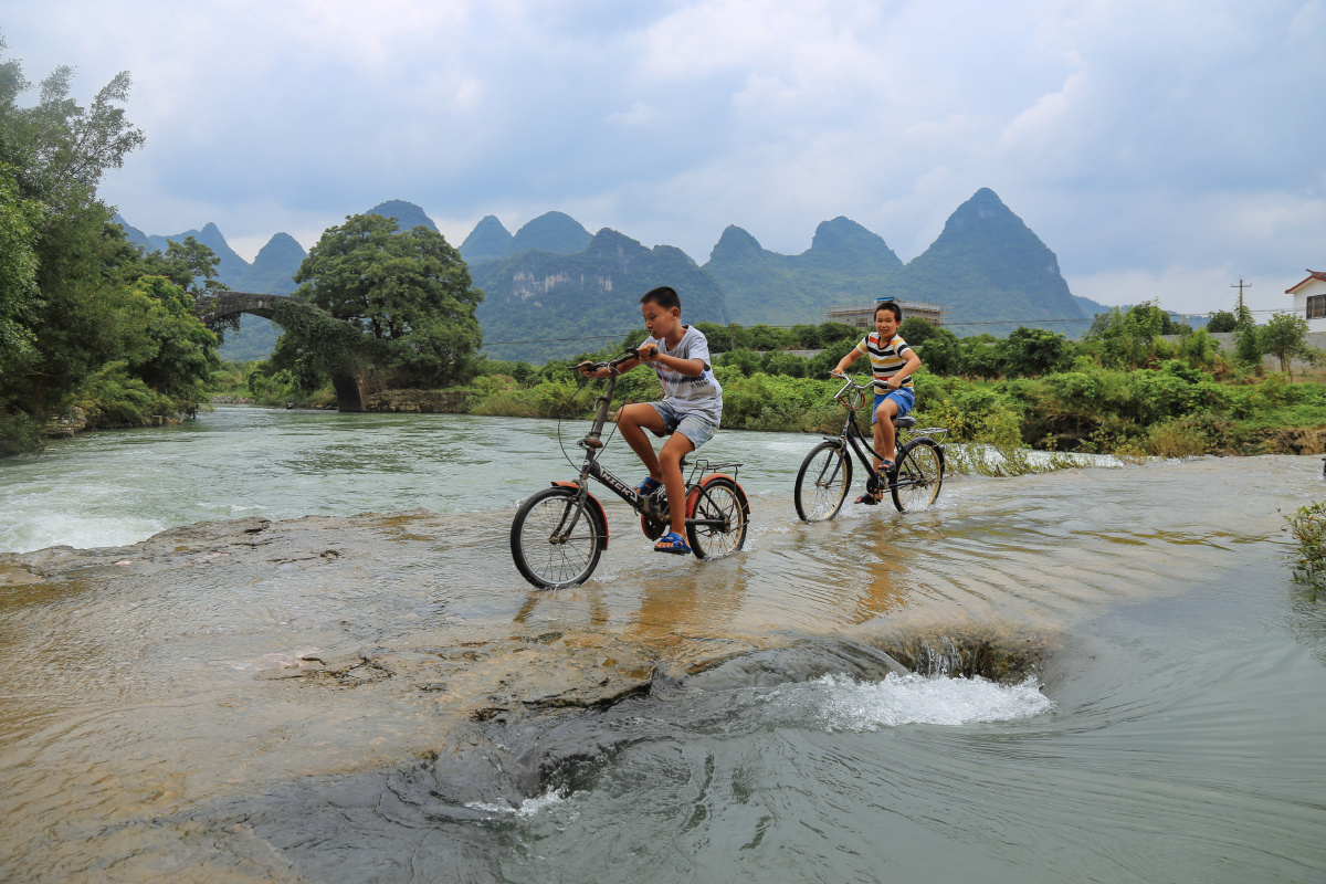 一起蹚水的童年