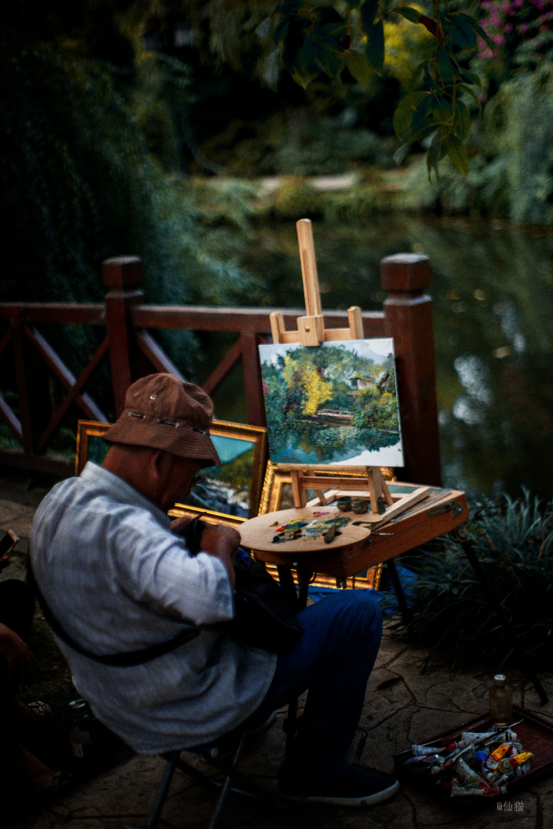 百花潭公园画画的老先生