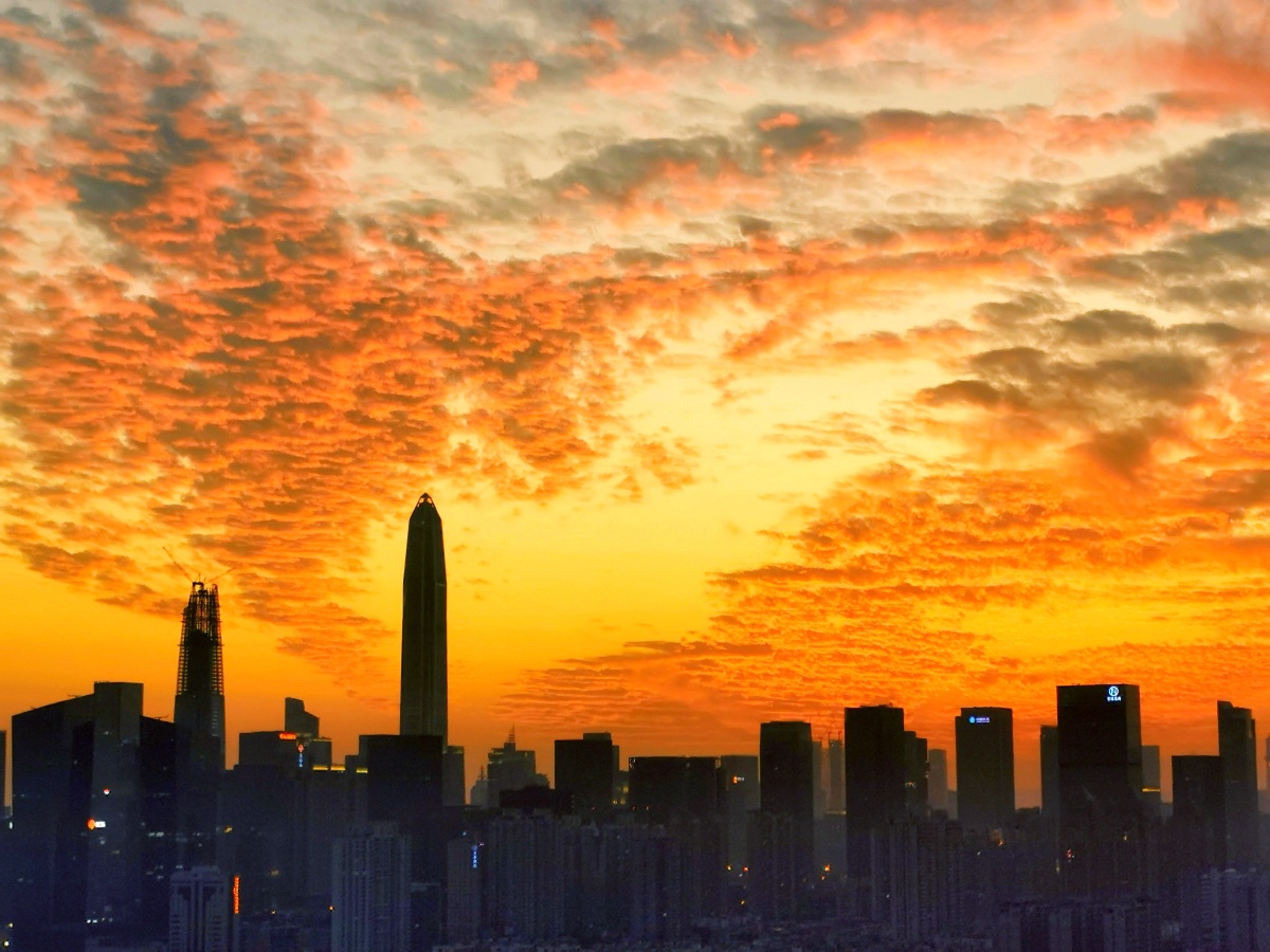 炫丽的晚霞映红了天空,给城市增添了一道美丽的风景线.