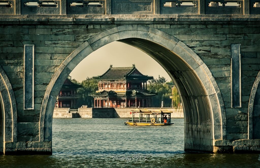 “虹卧石梁岸引长风吹不断，波回兰浆影翻明月照还望。”