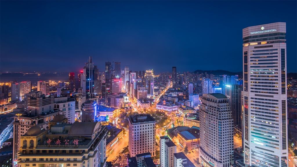 中山广场，曾经的市中心，现在的金融中心，修建于沙俄统治时期，历经沙俄和日伪政权，是大连最有历史与特色的地标广场。