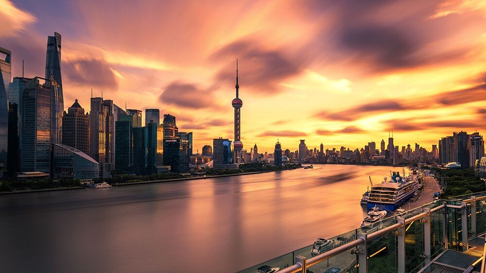 半江红。<br />
<br />
去北外滩朝圣<br />
恰逢夕阳西下,落日熔金,<br />
不禁想起白居易暮江吟中的片段,<br />
“一道残阳铺水中,半江瑟瑟半江红。”