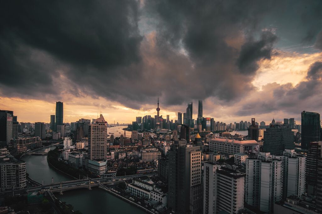暴风前夕。<br />
<br />
暴雨前夕,魔都被乌云笼罩。<br />
恰逢一抹夕阳穿透黑暗,仿若点燃整座城市之光.