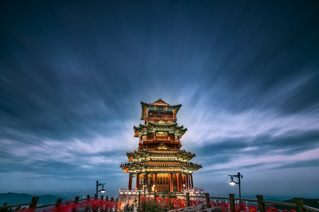 《定都神宫》<br />
京西门头沟定都阁逐渐成为摄影的一块特色宝地，选了个好天气独自前往，山顶大风，风起云涌，入夜亮灯后的定都阁好似天上神宫，长曝拍了这张片子，有幸在雪花古建摄影大赛第二期入围，不幸的是下山路上车托底了，漏机油进了维修店。