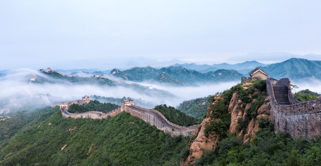 《气吞山河》<br />
第一次拍到云雾中的长城,得到金山岭当地线人通报,跟摄友们连夜出发住在长城脚下农家乐,第二天凌晨爬上长城高点,开始云雾聚集在山沟里,大家以为拍不到云漫长城的景观了,没想到云雾慢慢从山里涌出来,漫过了长城,运气不错,最终大家满意而归。
